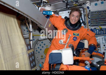 La mission STS-126 de la NASA, l'astronaute Heidemarie Stefanyshyn premier équipage Piper porte un costume de lancement de navette et entrée dans le compartiment intermédiaire de la navette spatiale Endeavour le 14 novembre 2008 dans l'orbite de la Terre. Banque D'Images