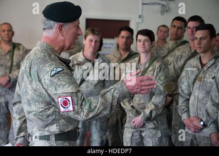 Charles, prince de Galles parle aux soldats les soldats pendant l'exercice Southern Katipo Novembre 7, 2015 à Westport, New Zealand. Banque D'Images