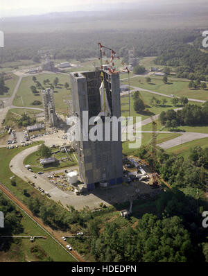 La navette spatiale de la NASA Orbiter Enterprise est hissé dans la Saturn V Essai dynamique en faveur d'un essai de vibration au sol Vertical accouplées du Marshall Space Flight Center le 4 octobre 1978 à Huntsville, Alabama. Banque D'Images