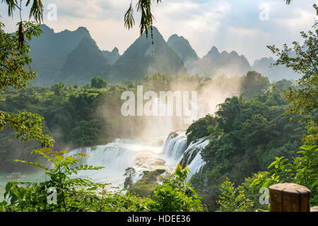 - Les cascades de Ban Gioc Detian dans la province de Guangxi Chine Banque D'Images