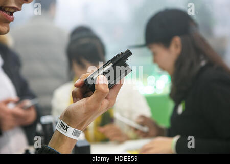 Moscou - 9 décembre 2016 :,Vape International Expo.Man essayer de nouvelles vaper ejuice vapind gadget périphérique et liquide Banque D'Images