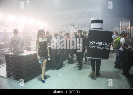 Moscou - 9 décembre 2016 :,Vape International Expo.Les gens à big vaping exposition.visiteur venu voir de nouveaux dispositifs vaping liquide sur vaper,vente Banque D'Images