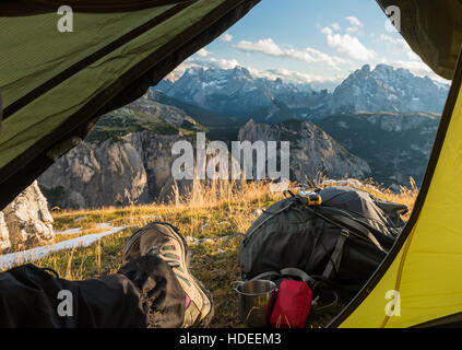 Vue depuis la vallée de montagne à tente touristique Banque D'Images