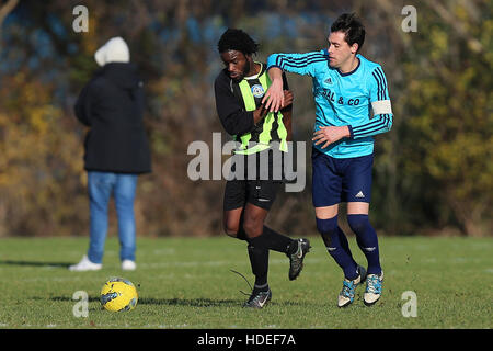 Eagle (vert/noir) vs Dynamics, Hackney & Leyton dimanche Football ligue à Hackney Marshes le 11 décembre 2016 Banque D'Images