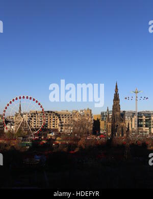 Grande roue, Scott Monument et Star Flyer ride Edimbourg Ecosse Décembre 2016 Banque D'Images