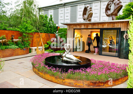 Chelsea Flower Show 2016 Simon Sculpture Piston Stand, fleur, Sculpture, Garden Design,salon,cinq jours de l'événement,London SW3,UK Banque D'Images