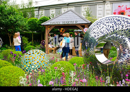 Chelsea Flower Show 2016 Simon Sculpture Piston Stand, fleur, Sculpture, Garden Design,salon,cinq jours de l'événement,London SW3,UK Banque D'Images