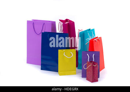 Composition des forfaits shopping coloré et lumineux pour les cadeaux et présente isolated on white Banque D'Images