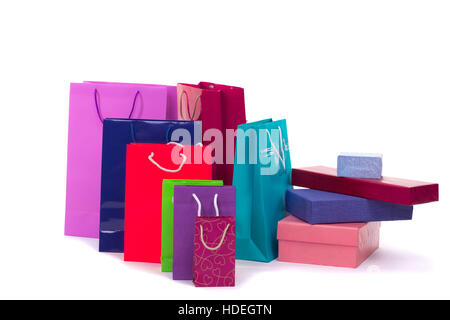 Forfaits shopping coloré et lumineux et des boîtes pour cadeaux et présente isolated on white Banque D'Images