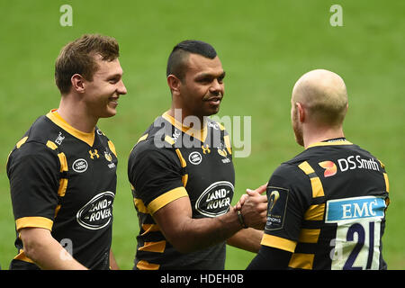 Kurtley Beale des guêpes (centre) célèbre avec Joe Simpson (à droite) après l'European Champions Cup, la piscine deux match à la Ricoh Arena, Coventry. Banque D'Images