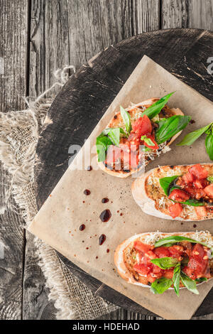 Pain de légumes tomate basilic assaisonnement alimentaire conseil Banque D'Images