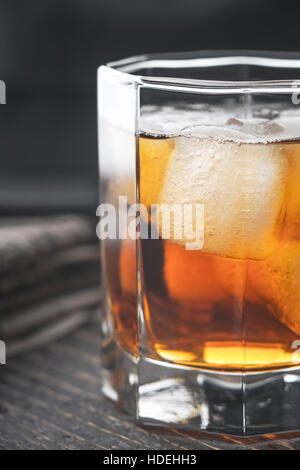 Whisky avec de la glace sur la table en bois à la verticale Banque D'Images