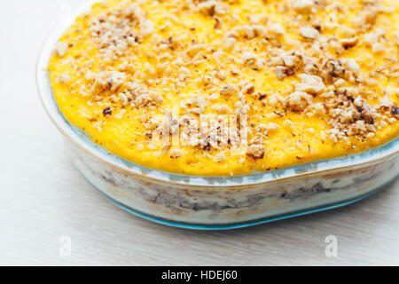 Mimosa Salade de couches sur le dessus de l'œuf et de noix, Close up, vue du dessus. Banque D'Images