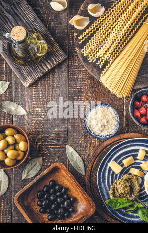 Ingrédients de la cuisine italienne sur la table en bois à la verticale Banque D'Images