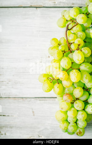 Raisins sur la table en bois blanc Banque D'Images