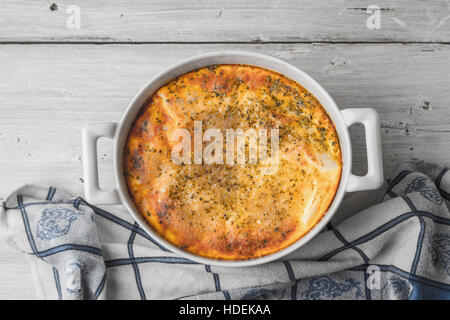 La Moussaka dans la casserole en céramique vue supérieure Banque D'Images