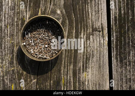 Ongles en boîte de conserve rouillée on a wooden background Banque D'Images