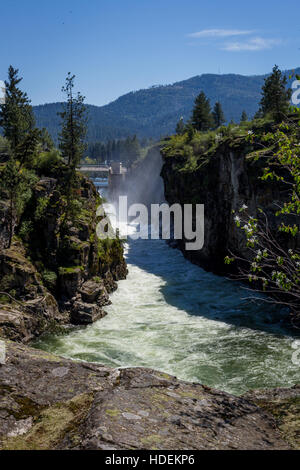 Scène célèbre dans le nord de l'Idaho avec précipitation sous forme d'eau la rivière Spokane à travers le barrage au printemps Banque D'Images