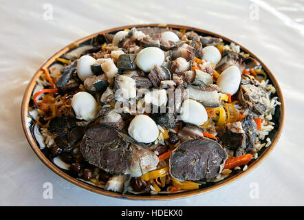 Pilaf plat national ouzbek sur une plaque dans un restaurant Boukhara Banque D'Images