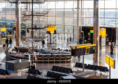 Londres, l'aéroport de Heathrow. Intérieur de la salle d'embarquement du terminal 2. Vide de Caviar House & Prunier Seafood Bar. La journée. Banque D'Images