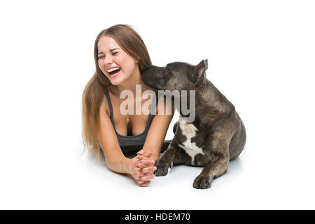 Belle fille avec Stafford Terrier gris Banque D'Images