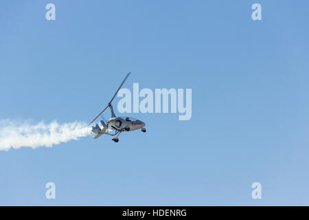 RotorSport Calidus 'G-DISP' autogyre piloté par Peter Davies donnant un affichage à Blackpool 2016 meeting aérien. Banque D'Images