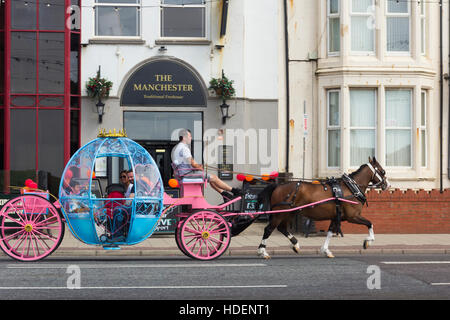 Princesse Cendrillon Chevaux chargés d'une jeune famille à bord d'une embarcation le long du front de mer de Blackpool. Banque D'Images