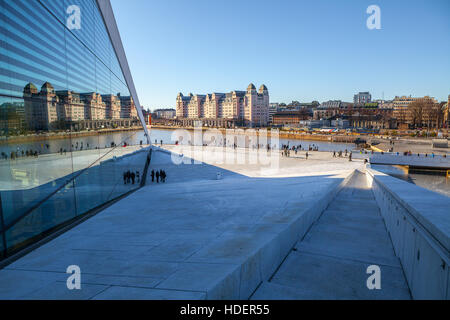 Vue sur un côté de l'Opéra d'Oslo avec city reflected in glass Banque D'Images