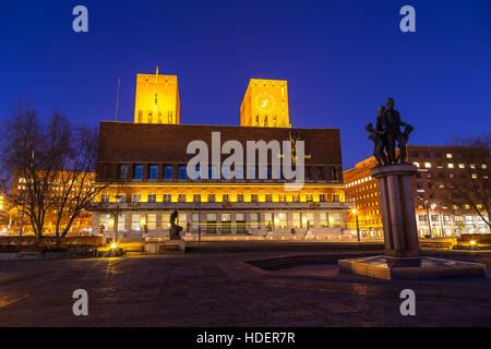 Hall Oslo dans la nuit Banque D'Images