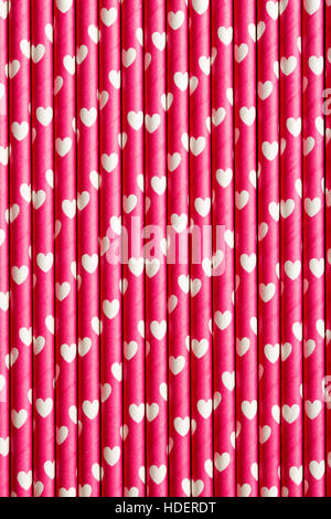 Coeur sur papier paille. Fond romantique. Banque D'Images