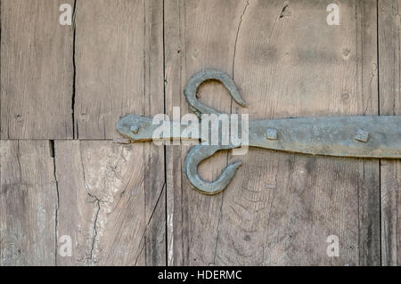 Ancienne vieille porte en fer forgé charnière médiévale forgés à la main Banque D'Images