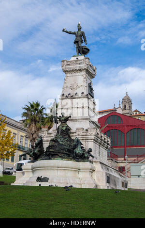 Statue d'Henri le Navigateur par Tomás Costa 1894, et Mercado Ferreira Borges, Jardim Infante Dom Henrique, Porto Portugal Banque D'Images