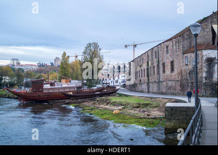 Rabelo port, les bateaux construits et réparés à un chantier naval, Vila Nova de Gaia, Douro, Porto, Portugal, au crépuscule Banque D'Images