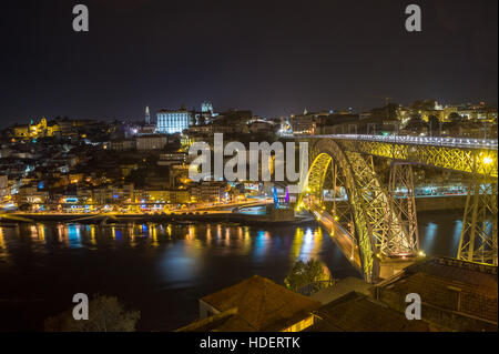 Ribeira et Ponte Luís 1, par Théophile Seyrig et Gustave Eiffel, 1886, Douro, Porto, Portugal, dans la nuit Banque D'Images