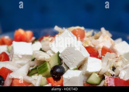 Fresh salade grecque à la feta dans un grand bol Banque D'Images