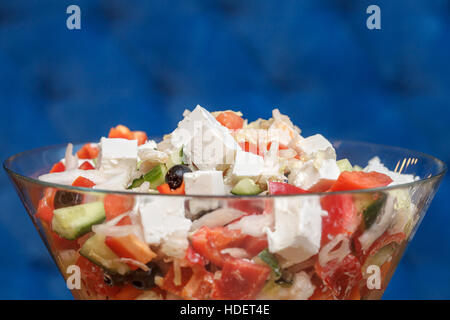 Fresh salade grecque à la feta dans un grand bol Banque D'Images