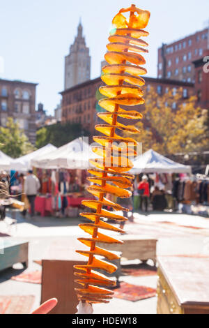 Une tornade frites de pommes de terre frites sur un bâton, Grand Bazar marché de dimanche, Manhattan, New York City, États-Unis d'Amérique. Banque D'Images