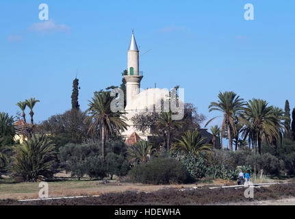 La mosquée Hala Sultan Tekke qui se trouve au bord du lac salé de Larnaca Chypre. Banque D'Images