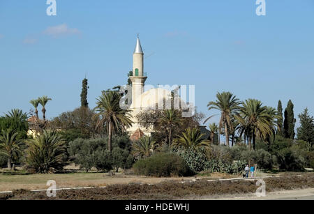 La mosquée Hala Sultan Tekke qui se trouve au bord du lac salé de Larnaca Chypre. Banque D'Images