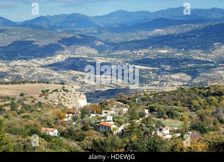 Une vue de l'Akamas dont des hauteurs d'un village de la région de Paphos à vers les montagnes Troodos au-delà. Banque D'Images