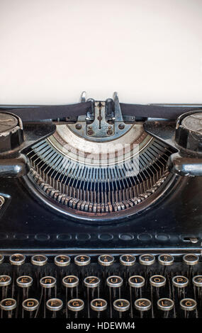 Vieille machine à écrire et de feuille de papier vierge pour votre texte Banque D'Images