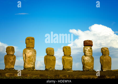 Avis de six moai sur l'île de Pâques au Chili Banque D'Images