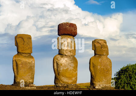 Avis de trois Moai avec des nuages sur l'île de Pâques au Chili Banque D'Images