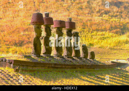 L'usure des statues Moai Pukaos à Anakena Beach sur l'île de Pâques au Chili Banque D'Images