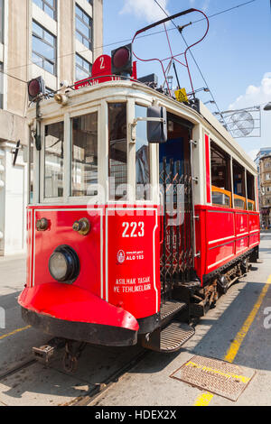 Istanbul, Turquie - 1 juillet 2016 : Ancien Tramway rouge va sur la rue Istiklal à Istanbul, les transports publics populaires Banque D'Images