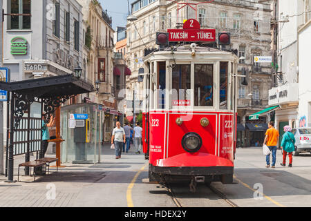 Istanbul, Turquie - 1 juillet 2016 : Ancien Tramway rouge va sur la rue Istiklal à Istanbul, les transports publics populaires Banque D'Images