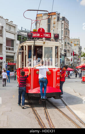 Istanbul, Turquie - 1 juillet 2016 : le tramway va sur la place Taksim à Istanbul, les garçons voyager gratuitement sur le bouclier, les transports publics populaires Banque D'Images