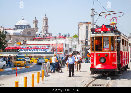 Istanbul, Turquie - 1 juillet 2016 : le tramway va sur la place Taksim à Istanbul, les gens ordinaires à pied à proximité. Transport public populaire Banque D'Images