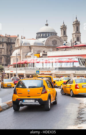 Istanbul, Turquie - 1 juillet 2016 : les voitures de taxi jaune sur la rue près de la place Taksim. Paysage urbain d'Istanbul Banque D'Images