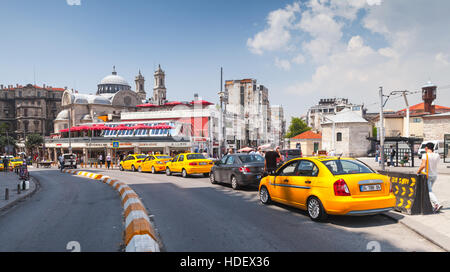 Istanbul, Turquie - 1 juillet 2016 : les chauffeurs de taxi en attente près de passagers voitures jaune sur la place Taksim. Paysage urbain d'Istanbul Banque D'Images